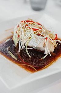 风味蒸发的鱼肉配有芝麻油酱春洋葱姜汁辣椒图片