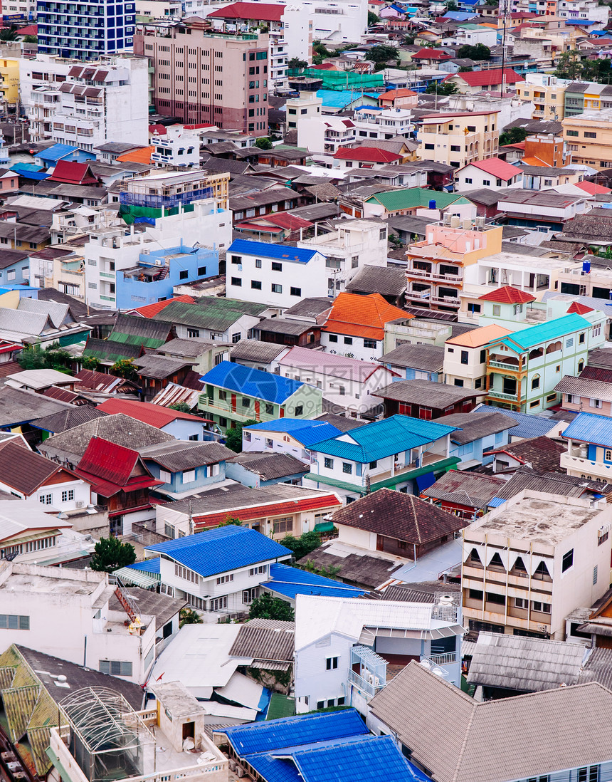 2014年6月日Thauintalnd拥挤不堪的亚洲城市居住区屋顶多彩建筑风格各异图片