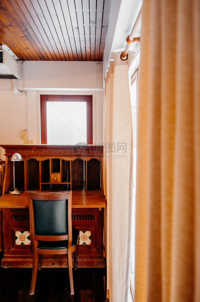2014年月日201年Bangko泰国东方古型木制家具椅子旧房的木板桌窗帘用温暖的光线照亮旧房子图片