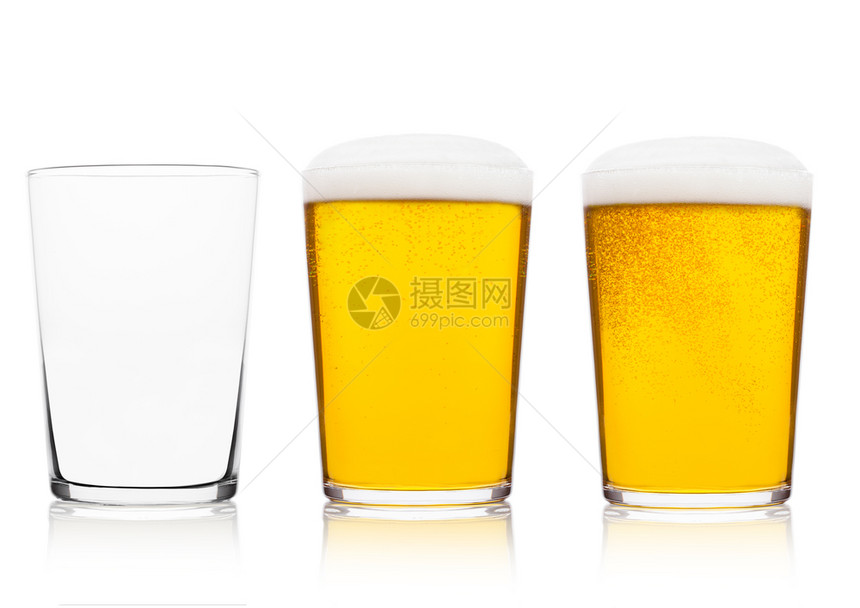 冷优雅的啤酒杯白底与空玻璃隔绝图片