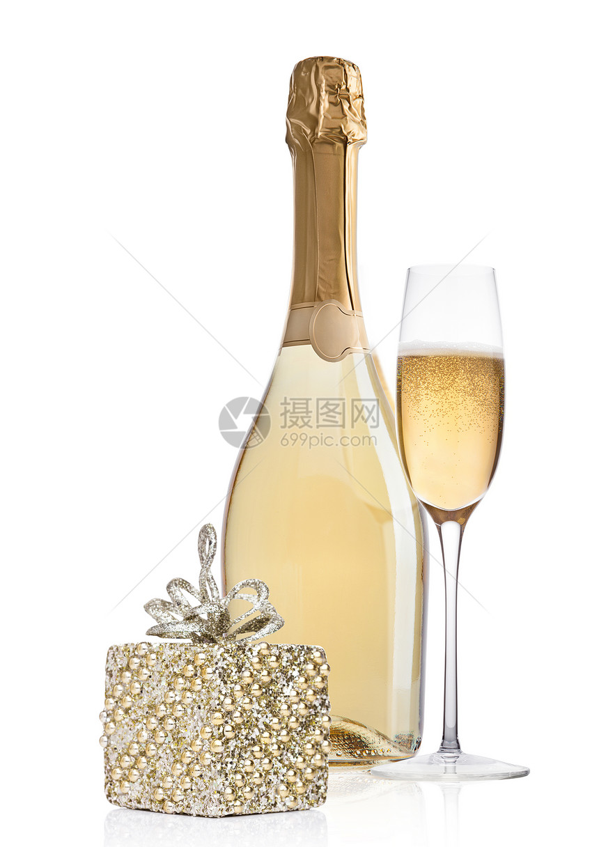 一瓶香槟和杯带有圣诞节装饰品和白色背景的礼物图片