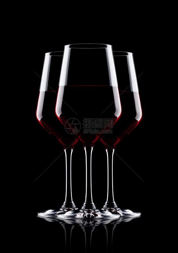 黑色背景的红葡萄酒杯反射图片