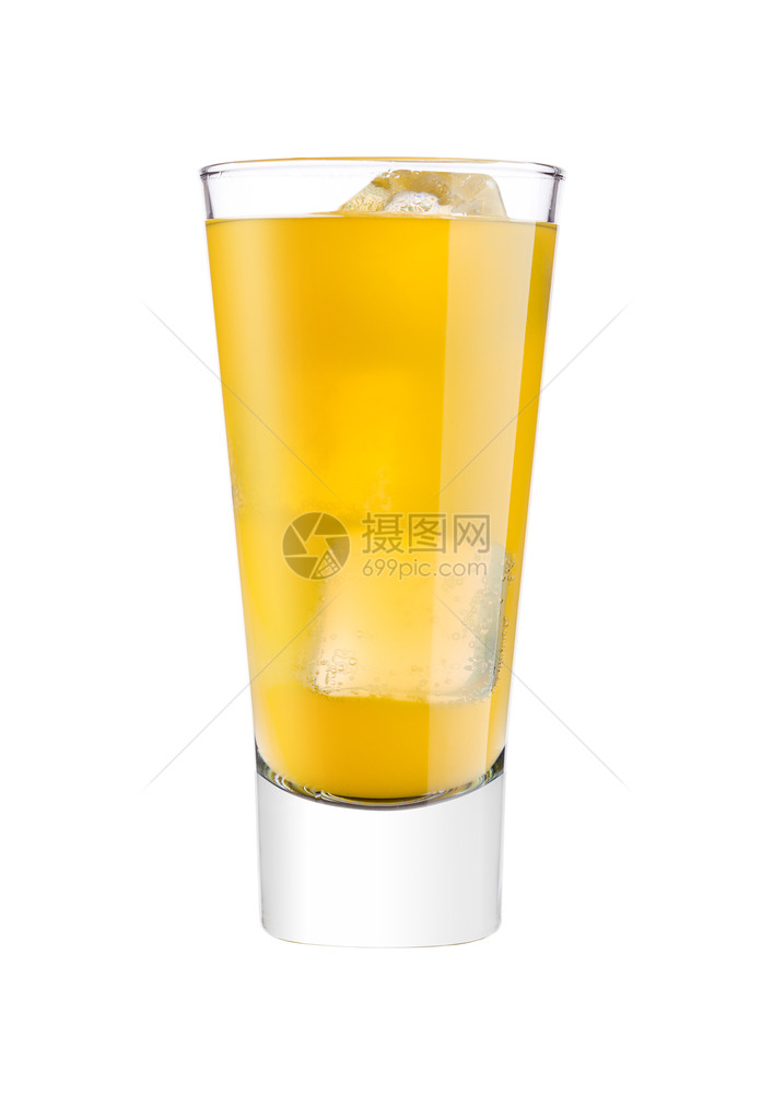 含橙色苏打饮料和白底冰立方体的橙色苏打饮料和白底冰图片