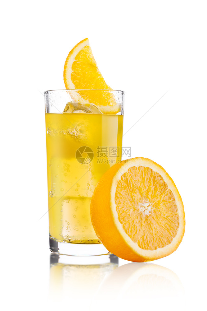 白底有橙色苏打饮料冰块和橙色切片图片