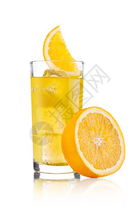 白底有橙色苏打饮料冰块和橙色切片图片