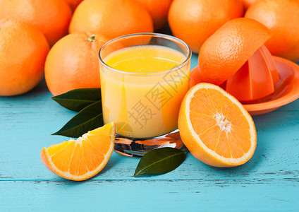 玻璃新鲜有机橙汁生子蓝木本底图片