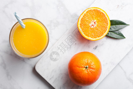 白色大理石底有生橙子的玻璃新鲜的橙色冰淇淋汁图片