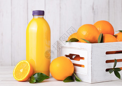 白木箱中含有生橙子的机新鲜色冰凉汁塑料瓶图片