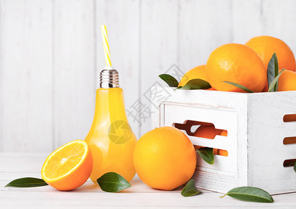 白木箱中有机新鲜橙子汁和生高清图片