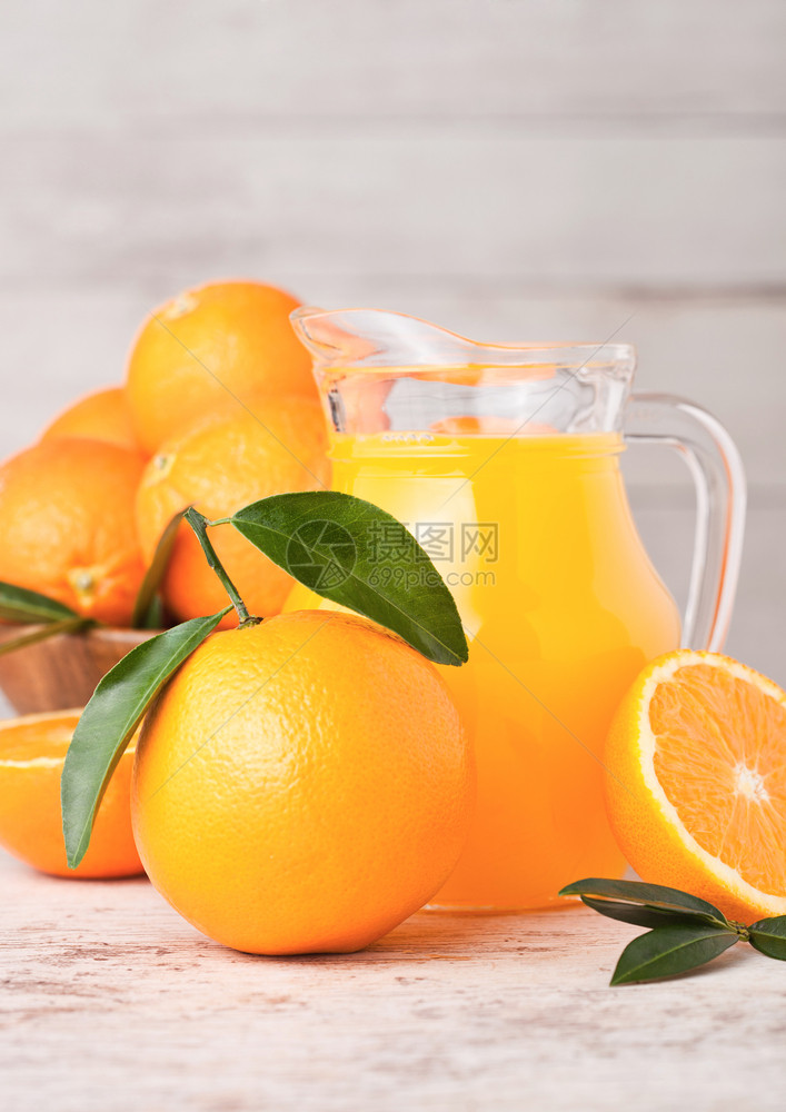 罐有机新鲜橙汁浅木本底有生橙子图片