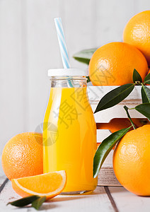 白木盒子上含生橙的有机新鲜汁玻璃瓶图片