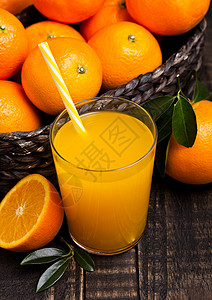 玻璃有机新鲜橙色凉冰果汁深木底有生橙子图片