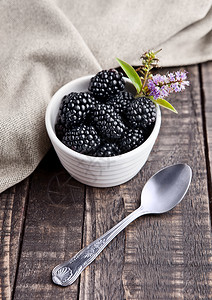 黑莓白碗勺子木板天然健康食物生命摄影等图片