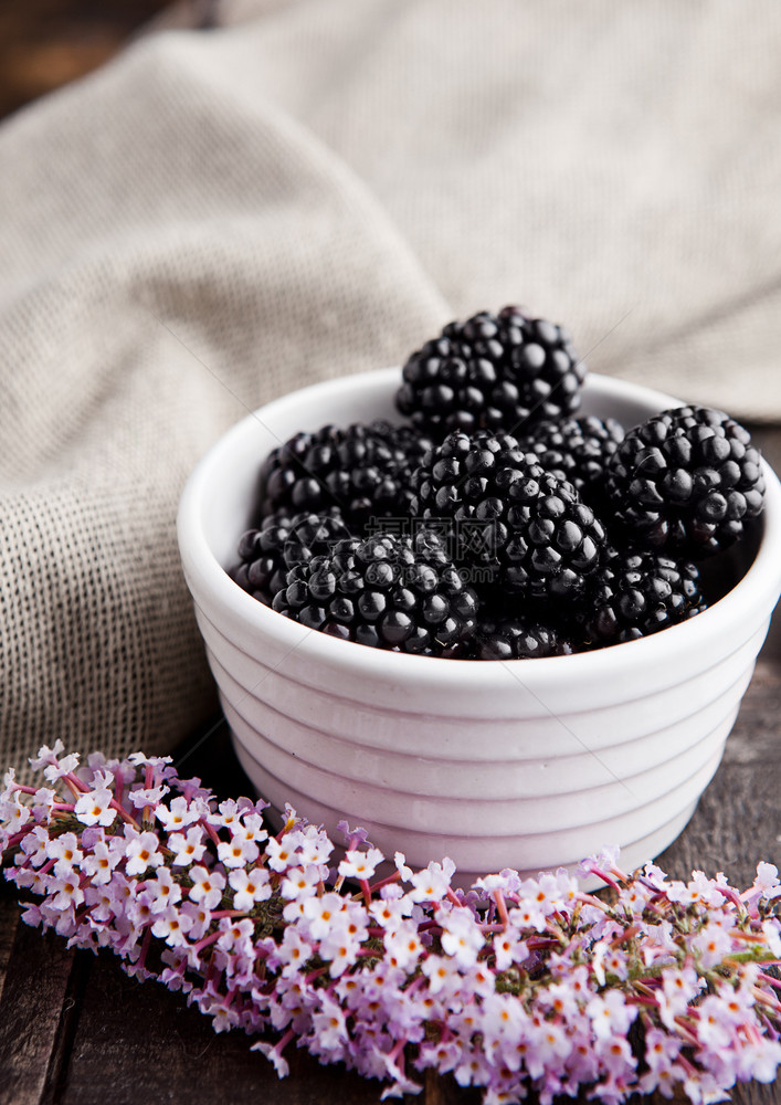 黑莓白碗花朵木本自然健康食物生动摄影等图片