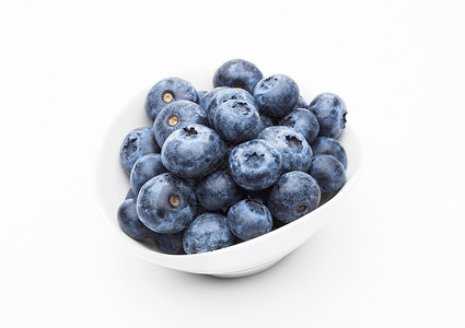 白底碗中的新鲜健康有机蓝莓图片