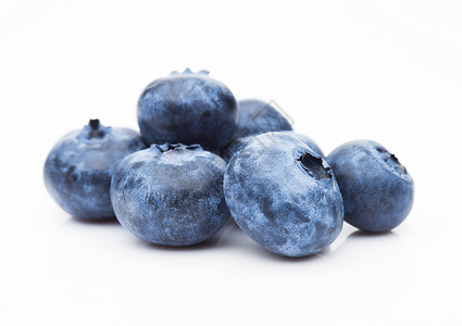 白色背景的新鲜健康有机蓝莓图片