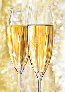 两杯香槟在bokeh背景庆祝图片