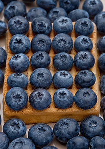 蓝莓在甜华芙饼上图片