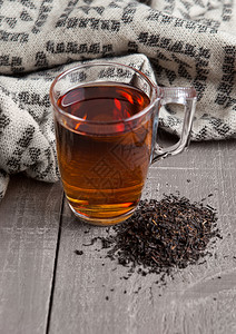 黑色健康茶围巾和木本上松茶图片