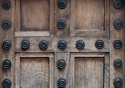 在混凝土建筑中造有钢锁和装饰的旧木门高清图片