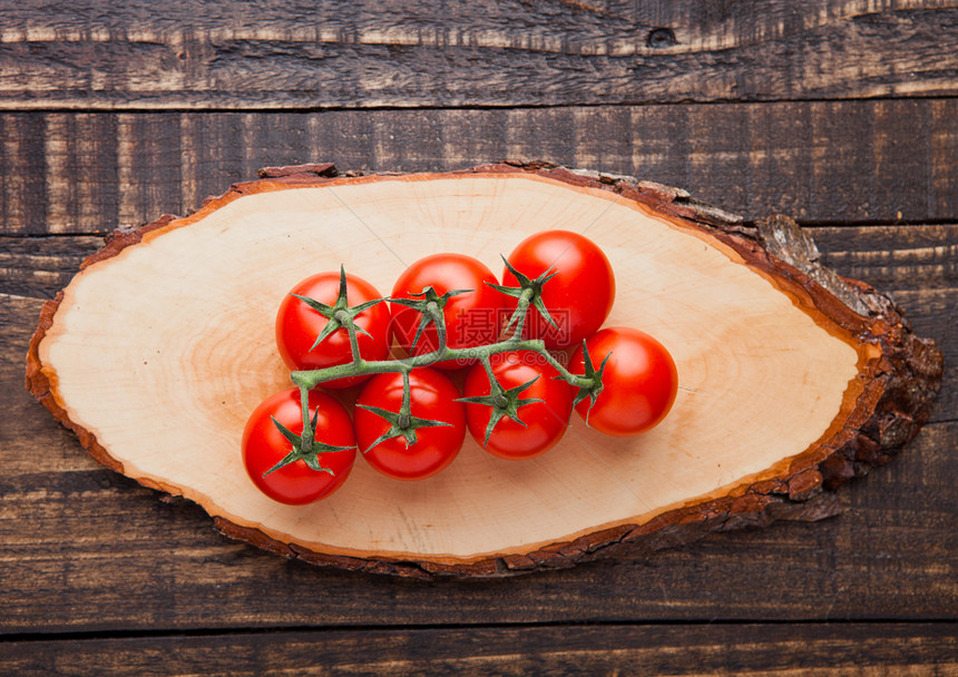木板背景的新鲜有机西红柿最好是厨房用的图片