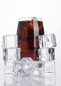 一杯冷可乐苏打饮料白底带冰块图片