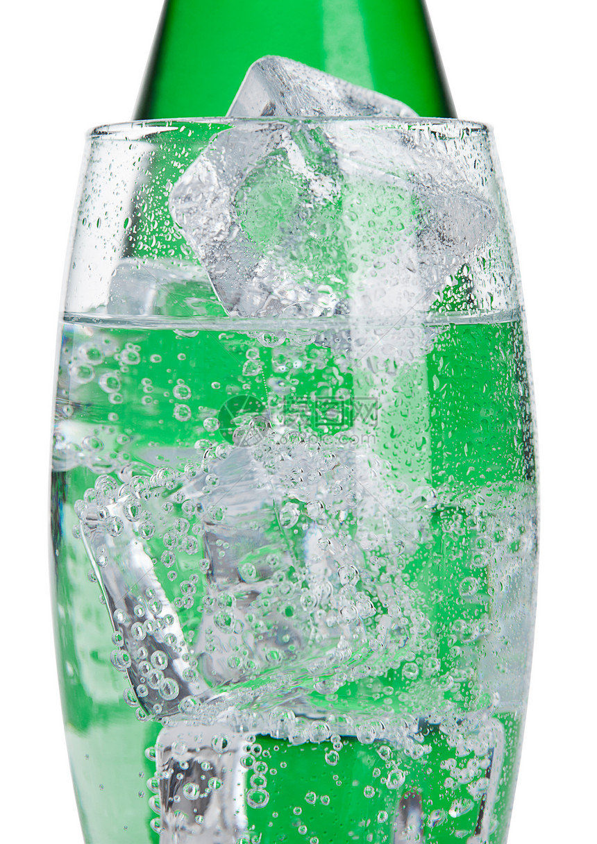玻璃瓶和有健康的闪光水白上加冰块图片