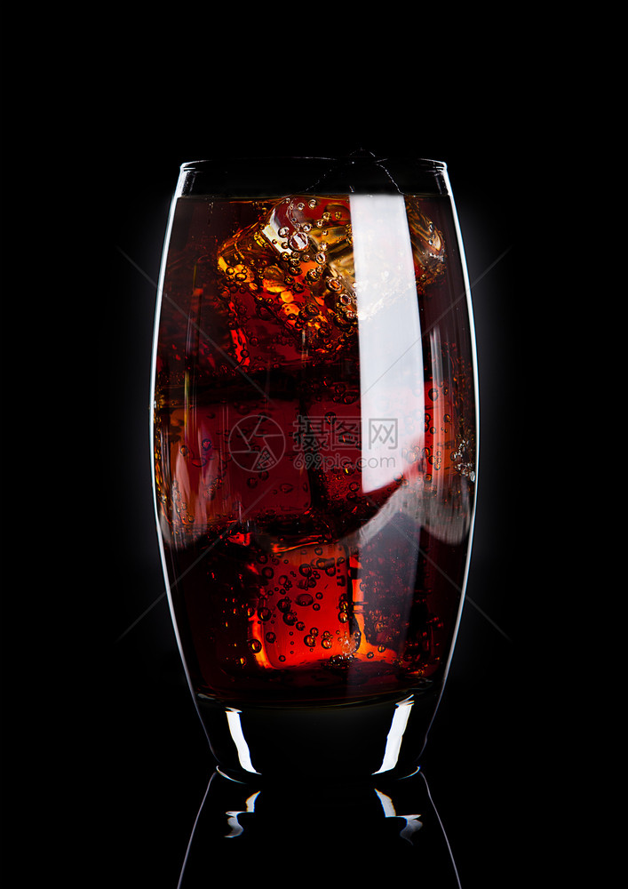 一杯冷可乐汽水黑色底有冰块图片