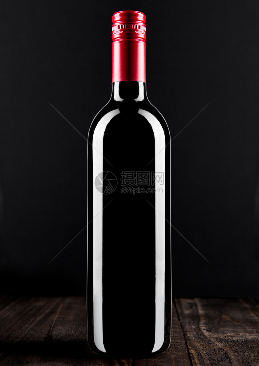 红酒瓶木制深浅红色顶上的黑玻璃图片