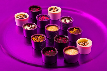 紫盘上的各种巧克力糖果图片