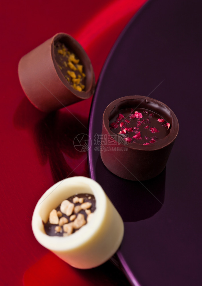 紫色和红板块上的各种巧克力糖果图片