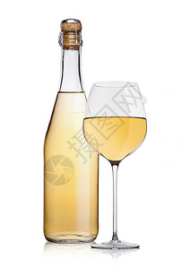 白底的葡萄酒和玻璃瓶装自制白葡萄酒和玻璃有反光图片