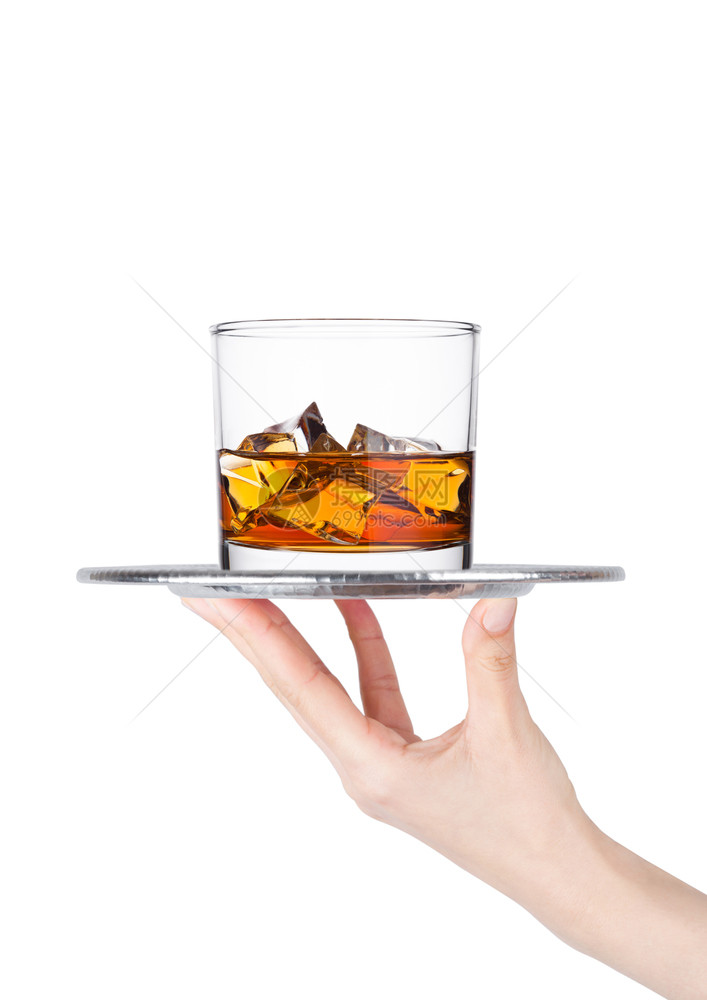 手持盘在白色背景上加杯威士忌和冰块图片