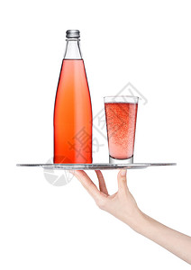 用粉红色柠檬汁苏打水瓶和白底玻璃杯托盘图片
