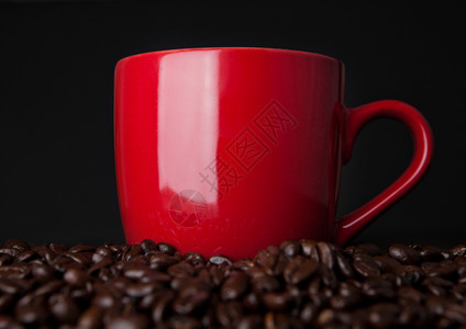 红咖啡杯在木板图片