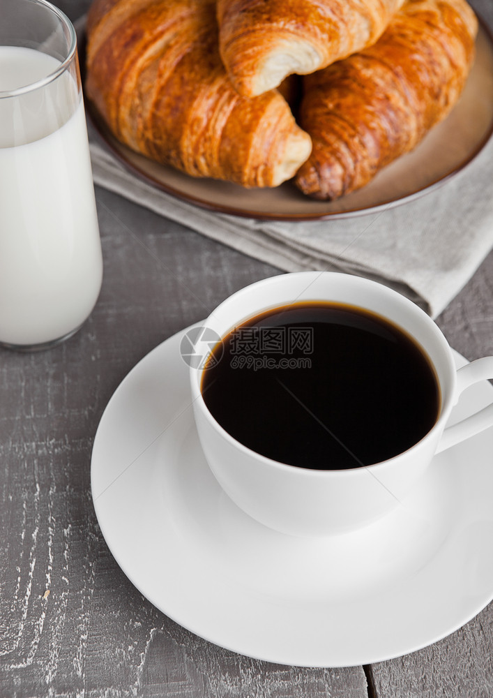 黑咖啡和羊角面包图片