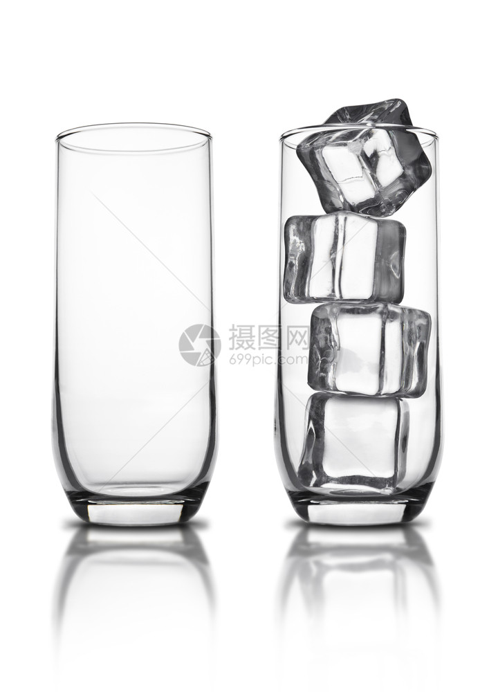 白色背景上孤立的带有冰方体反射的空汁苏打杯图片