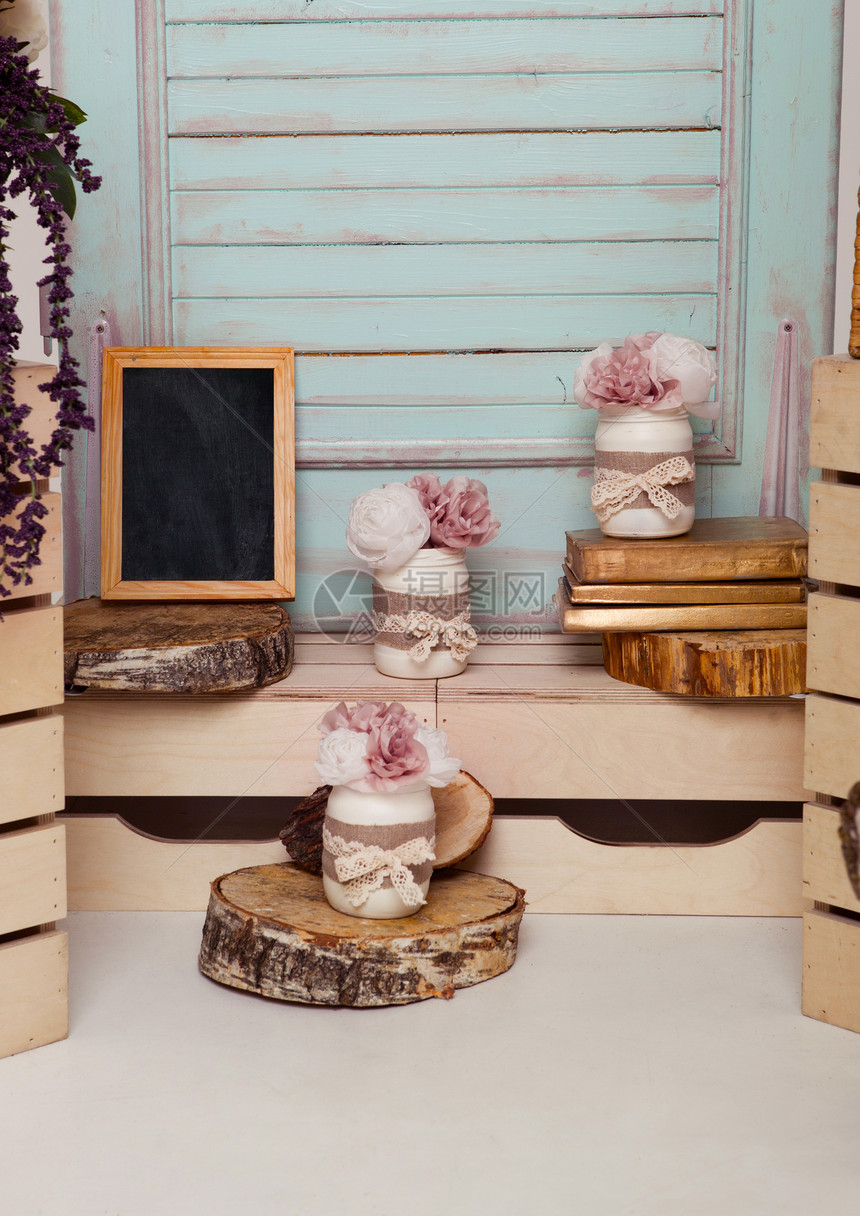 室内装饰配有鲜花和图片框粉红色门花苹果盒图片