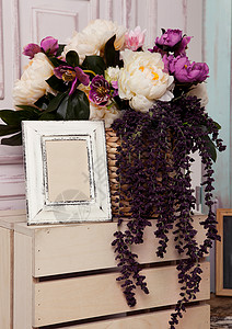 木箱素材设计画框和木箱上的鲜花粉门苹果盒背景