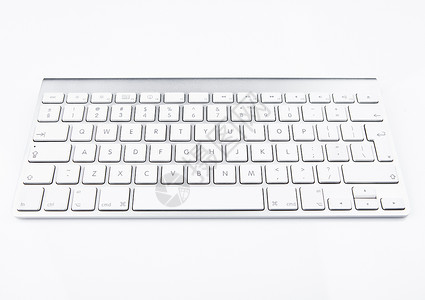 白色背景表格上的白色办公室计算机键盘图片