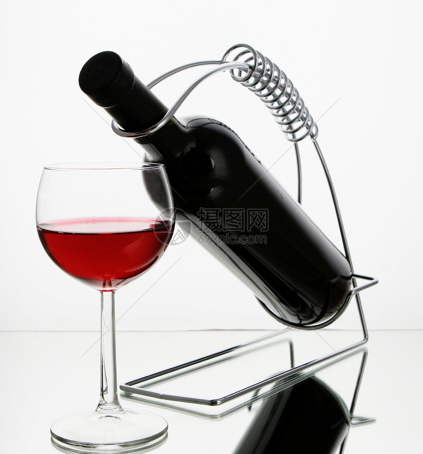 红酒瓶装着白色底面有玻璃适合酒吧和餐厅图片