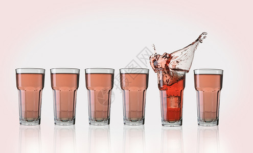 粉红色背景的鸡尾花与冰立方块适合酒吧图片