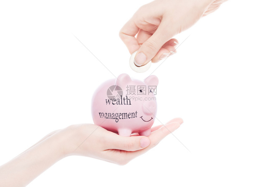 女手握着有财富管理概念的猪银行用文字手把硬币放入白色背景图片