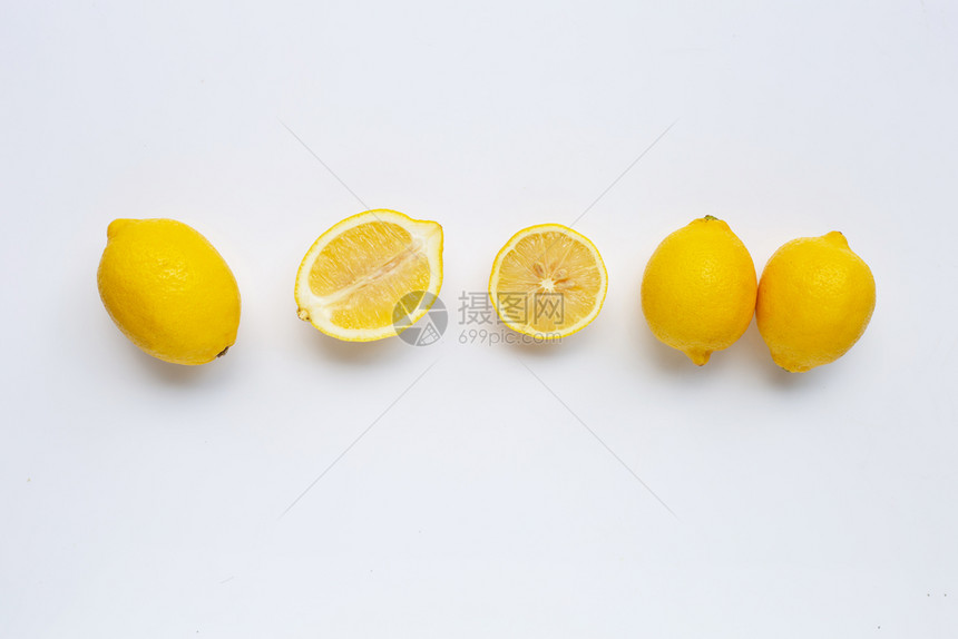 白色背景上的柠檬顶部视图图片