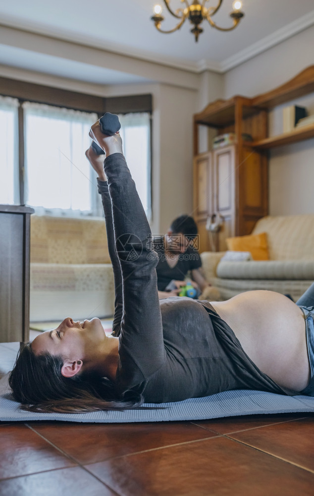 孕妇在起居室活动图片