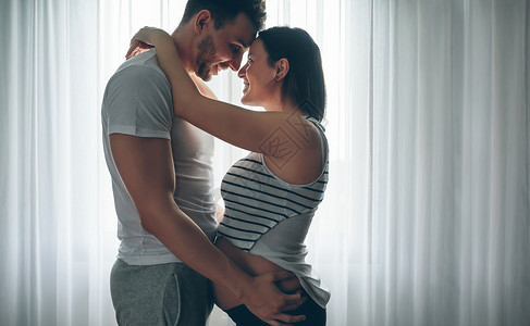 男人拥抱他的怀孕女人互相看着对方眼睛男人拥抱他的怀孕女人图片