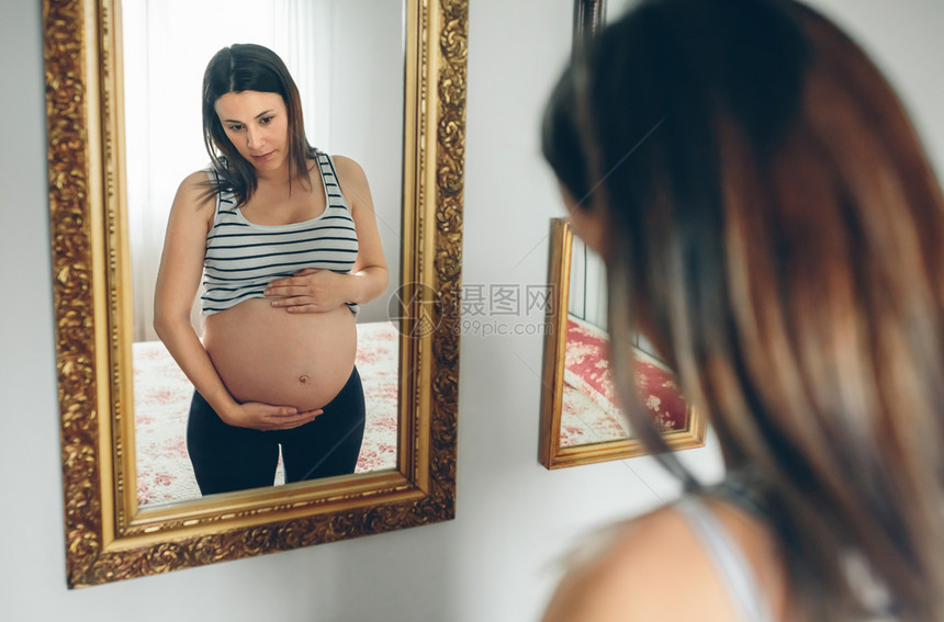 孕妇照镜子看着自己的肚子图片