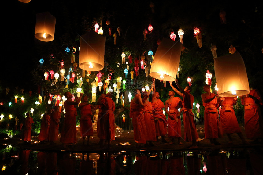 庆祝2014年月2日在泰国Chiangm的Novembr12日的Lykrathong节图片