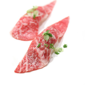 生牛肉寿司图片