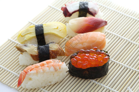 竹子背景含鱼子酱和生鱼的寿司卷图片